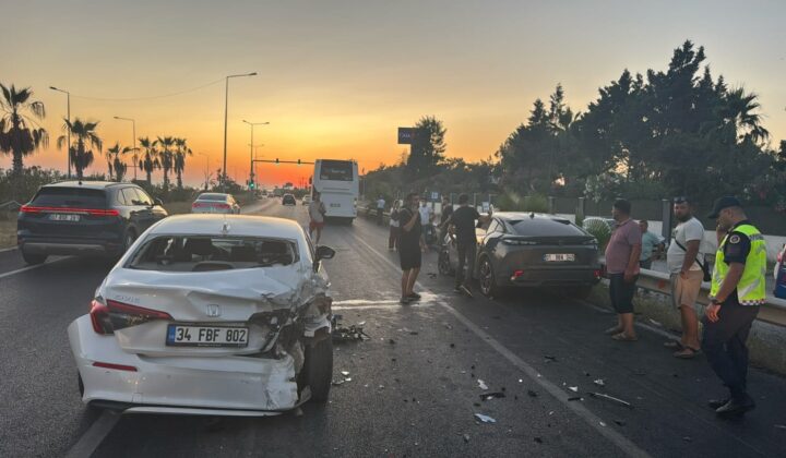Manavgat’ta 3 araçlı zincirleme kaza: 1 yaralı