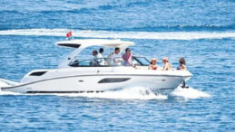 Bodrum’da 11 milyar dolarlık teknede tanınan simaların tatil keyfi