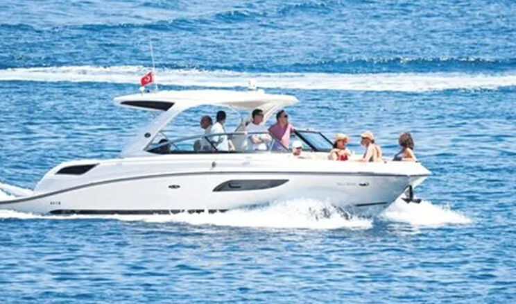 Bodrum’da 11 milyar dolarlık teknede tanınan simaların tatil keyfi