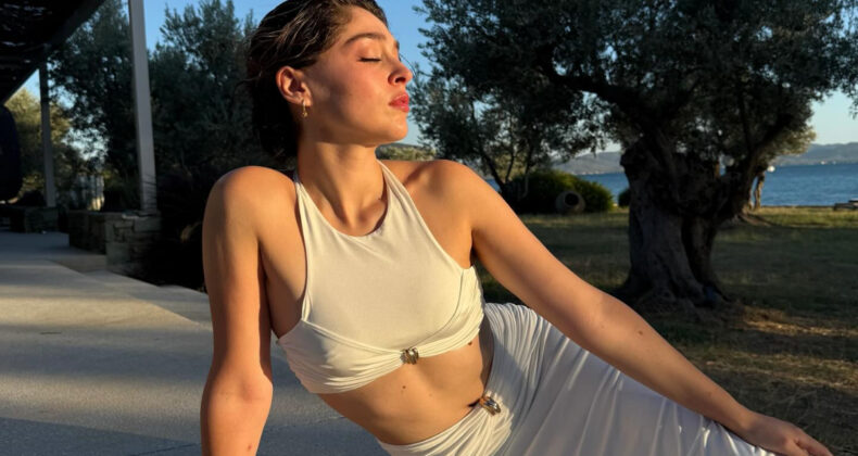 Cemre Baysel tatilde! Takipçileri anne-kız pozuna yorum yağdırdı