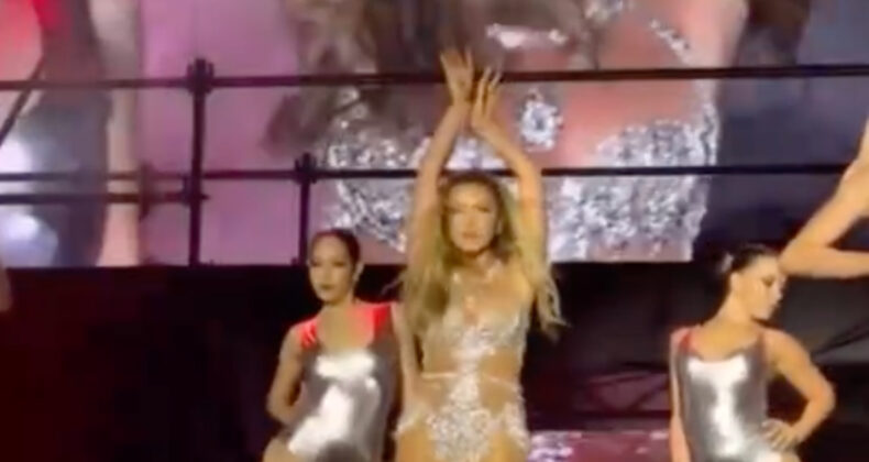 Hadise sahnede duş aldı