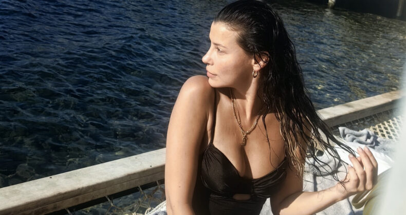 Kızılcık Şerbeti’nin Alev’iydi! Müjde Uzman da bikinili pozlar yükledi