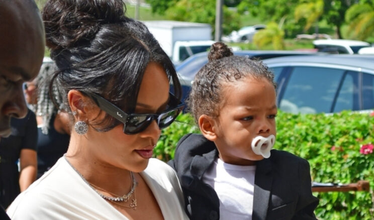 Rihanna babasının cenazesinde
