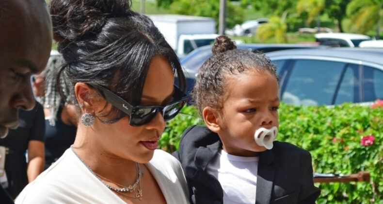 Rihanna babasının cenazesinde