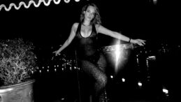 Seda Bakan, Mert Alaş davetinde! Transparan siyah elbisesiyle gündem oldu