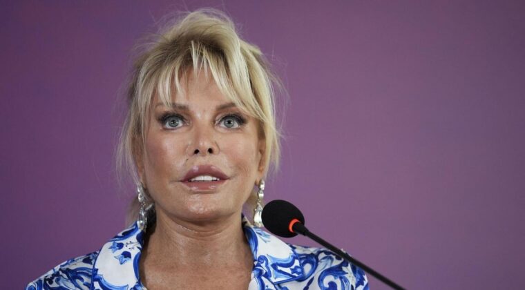 Ajda Pekkan’ın Yaptırdığı Botokslar Artık İşe Yaramıyor Mu? Harbiye’de Maskeli Show